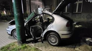 Seat zawinął się na betonowym słupie. Za kierownicą 18-latek, który jechał razem z dziewczyną