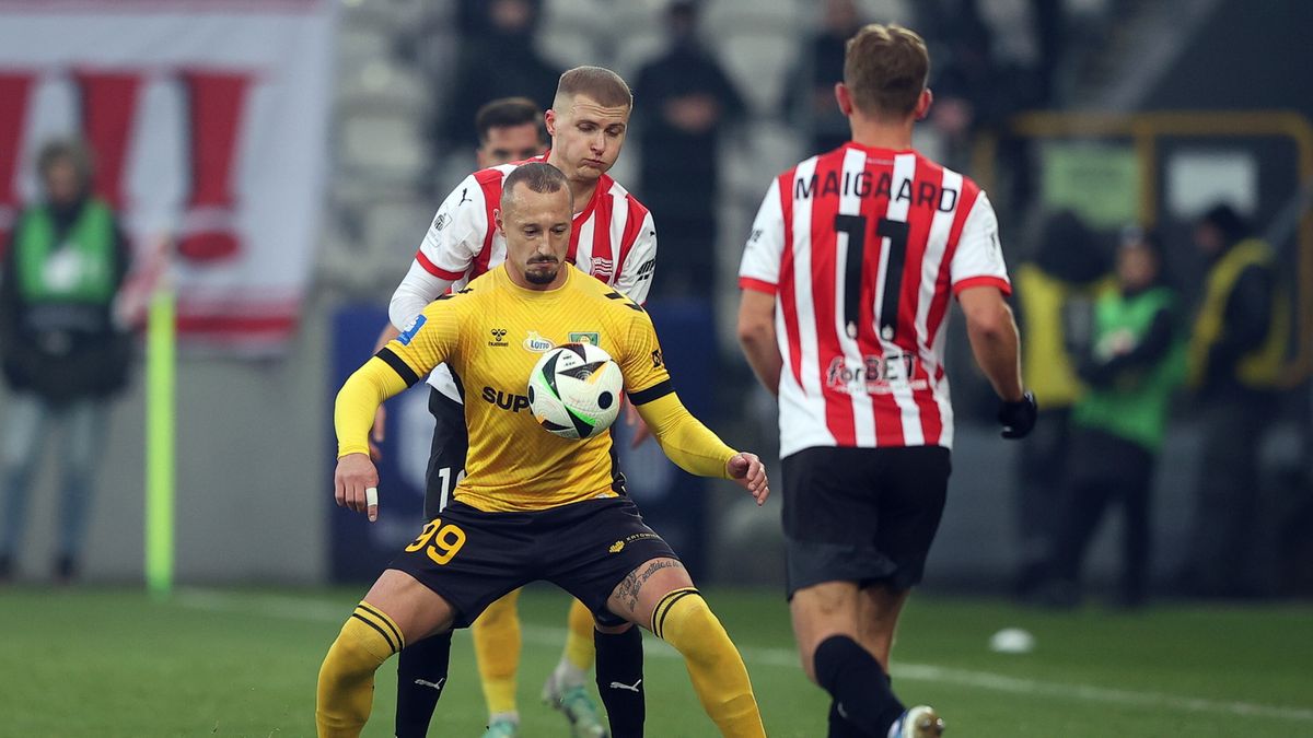 PAP / Łukasz Gągulski / Na zdjęciu: Zawodnicy Cracovii David Kristjan Olafsson (tył), Mikkel Maigaard (P) oraz Adam Zrelak (L) z GKS Katowice