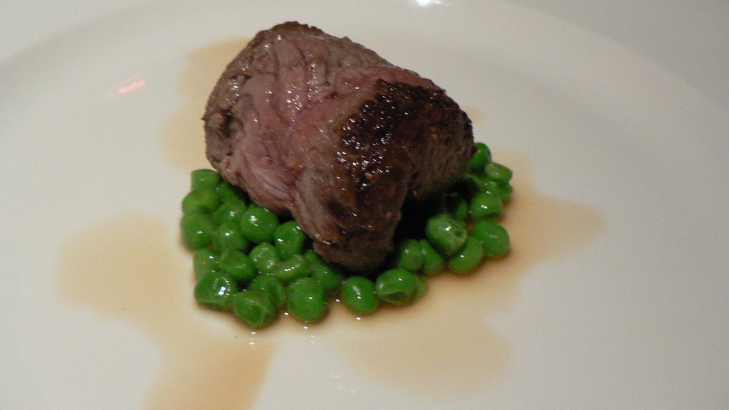 Szybko pieczony comber z jagnięciny nowozelandzkiej (samo mięso)