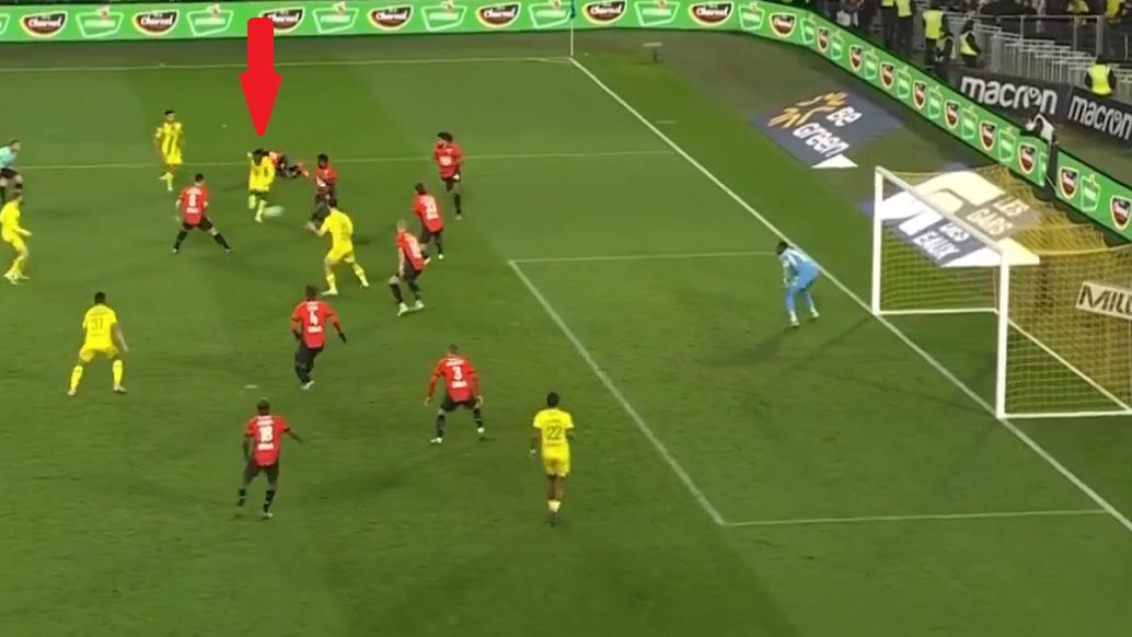 Twitter / Screen / Eleven Sports / Na zdjęciu: Moses Simon strzelił cudownego gola w meczu FC Nantes - Stade Rennais