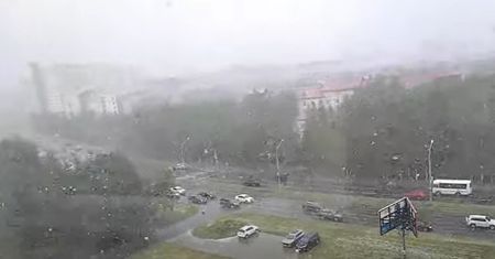 Pogoda szaleje w Rosji. Ulewy w Moskwie i śnieg na Syberii