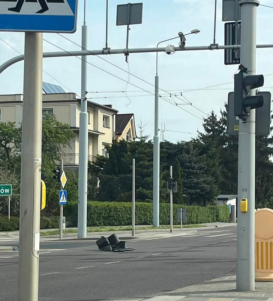Leżący sygnalizator na skrzyżowaniu al. Kraśnickiej z ul. Bohaterów Monte Cassino