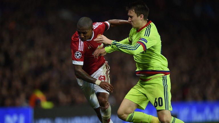 Ashley Young (z lewej) [AFP]