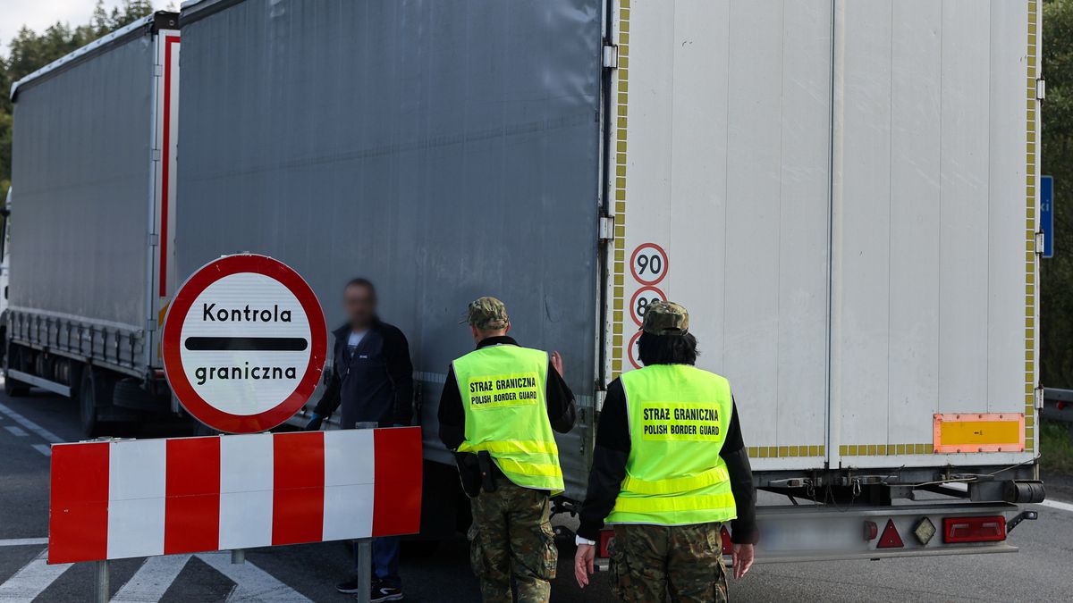 kontrola graniczna
Grzegorz Momot
Chy�ne-Trstena, kontrole graniczne, UE, Unia Europejska, granica, migracja, pa�stwa, pogranicznicy, polska s�owacja, polski, polsko s�owacka, polsko s�owack�, polsko-s�owacka, polsko-s�owack�, RP, s�owacja, s�owacj�, stra� graniczna, szlak ba�ka�ski, szlakiem ba�ka�skim