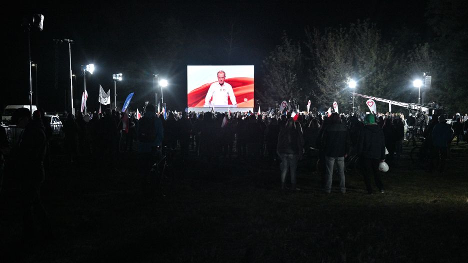 Warszawa, 09.10.2023. Kampania wyborcza do parlamentu 2023. Przewodniczący Platformy Obywatelskiej Donald Tusk (na ekranie) na "debacie wyborczej 2023" Telewizji Polskiej, 9 bm. w siedzibie ATM Studio w Warszawie. Do udziału w debacie zostało zaproszonych sześć komitetów wyborczych, które zarejestrowały listy we wszystkich okręgach wyborczych. (aldg) PAP/Radek Pietruszka