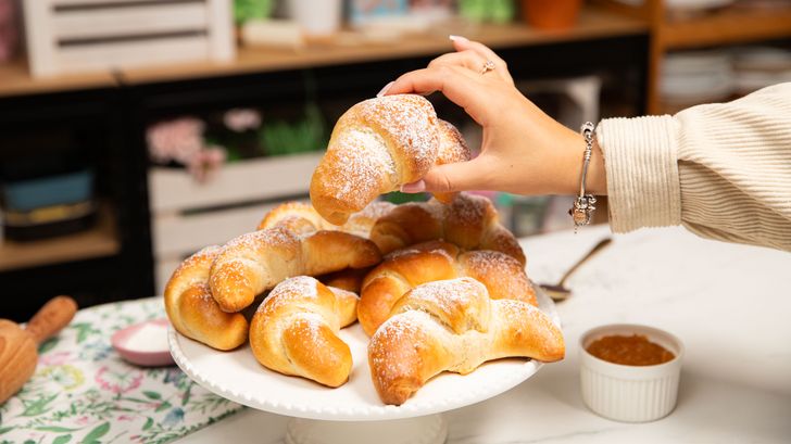 Tylko kilka składników i krótki czas pieczenia. Te mleczne rogale rozchodzą się ekspresowo
