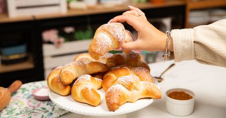 Tylko kilka składników i krótki czas pieczenia. Te mleczne rogale rozchodzą się ekspresowo