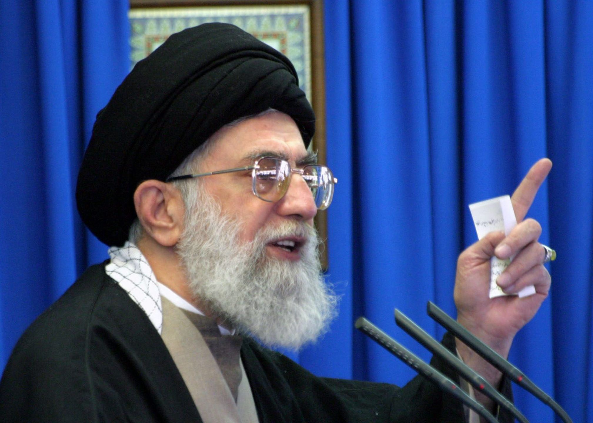 ALI CHAMENEI
Teheran, Iran, 13.02.04. Najwy�szy przyw�dca duchowo-polityczny Iranu, ajatollah Ali Chamenei przemawia podczas pi�tkowych modlitw w Teheranie, 13 bm. Ali  Chamenei ostrzeg� pa�stwa Unii Europejskiej i Parlament Europejski przed ingerowaniem w ira�ski proces wyborczy.
(pmb)PAP/EPA (Abedin Taherkenareh)
Abedin Taherkenareh