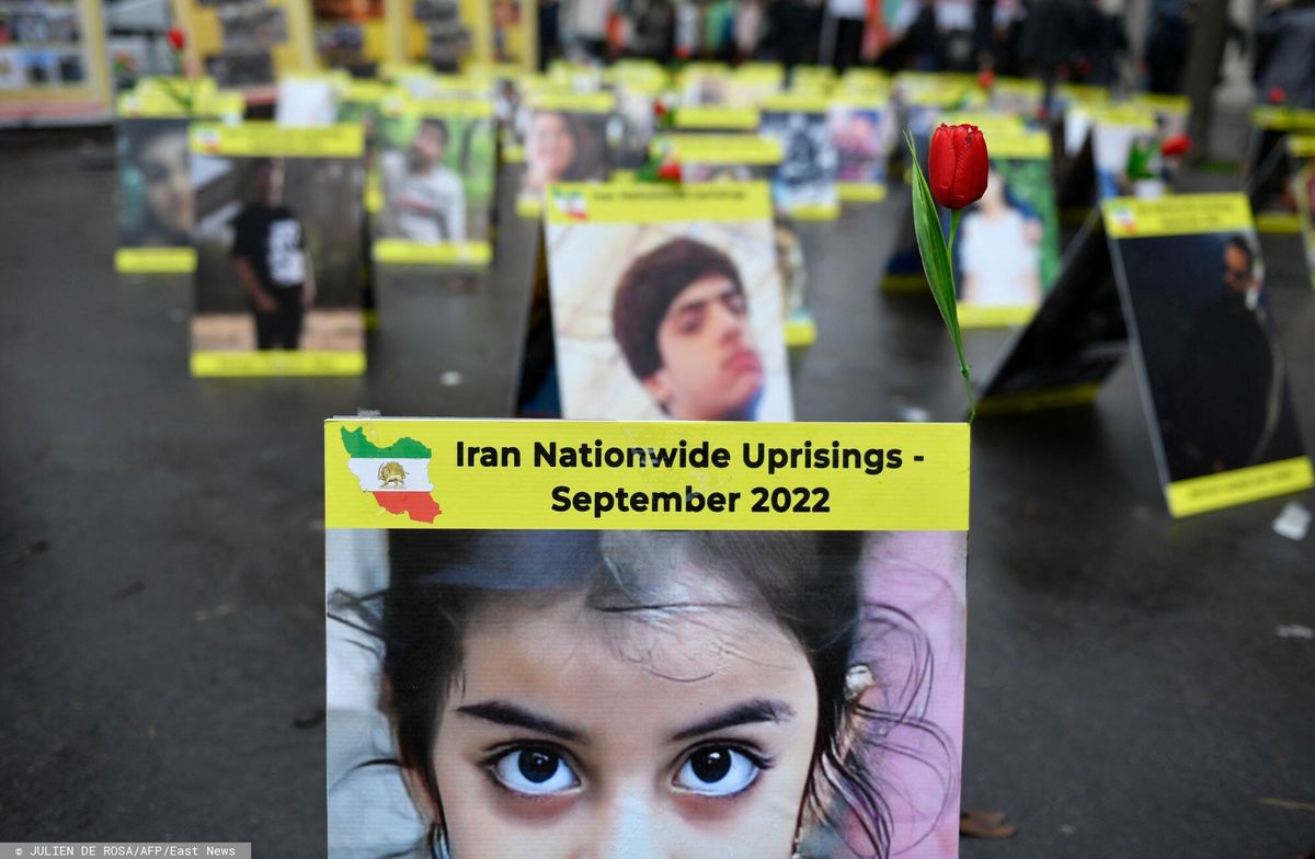 Plakaty udostępnione w Paryżu, przedstawiające ofiary protestów w Iranie