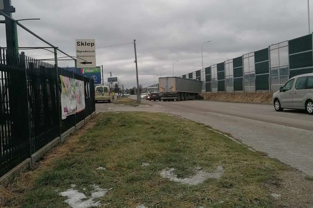 Ciężarówka wjechała na miękkie pobocze i się zakopała w Kalinówce