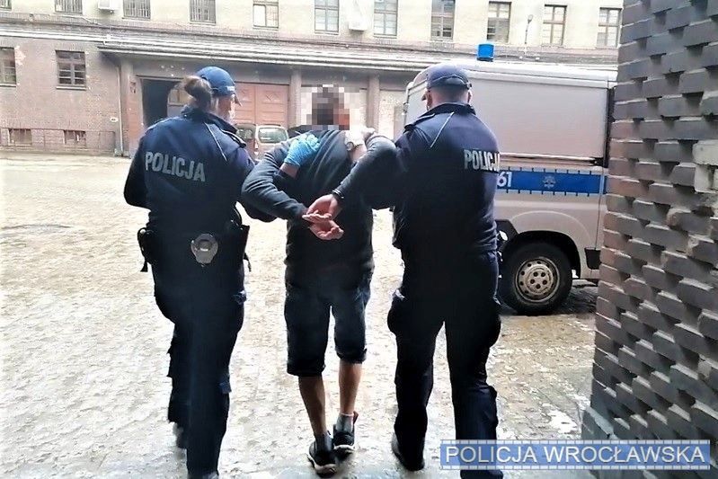 Wrocław. Zaatakował nożem policjantów. Funkcjonariusz miał mnóstwo szczęścia