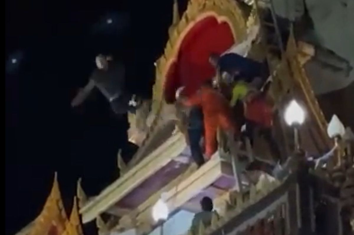 Szokujące sceny w Tajlandii. Rosjanin skoczył z dachu pagody