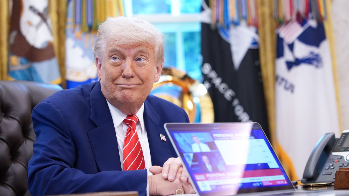 WASHINGTON, DC - MAY 30: U.S. President Donald Trump, joined by Tesla CEO Elon Musk, shows a news video from a laptop in the Oval Office of the White House on May 30, 2025 in Washington, DC. Musk, who served as an adviser to Trump and led the Department of Government Efficiency, announced he would leave his role in the Trump administration early this week to refocus on his businesses. (Photo by Kevin Dietsch/Getty Images)