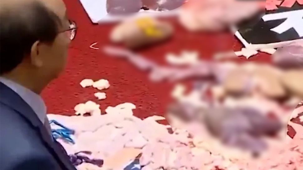 Posłowie głównej partii opozycyjnej Tajwanu rzucali mięsem w kierunku premiera.