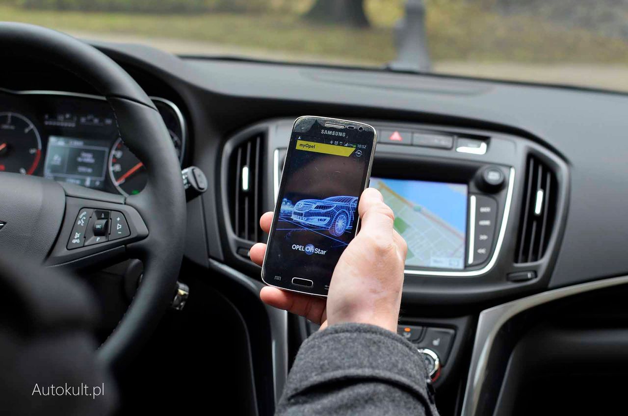 Samochód w telefonie – dzięki aplikacji na smartfona możesz uzyskać wiele informacji na temat swojego auta zdalnie.
