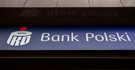Bank PKO PB apeluje i  ostrzega. Ryzyko utraty oszczędności.