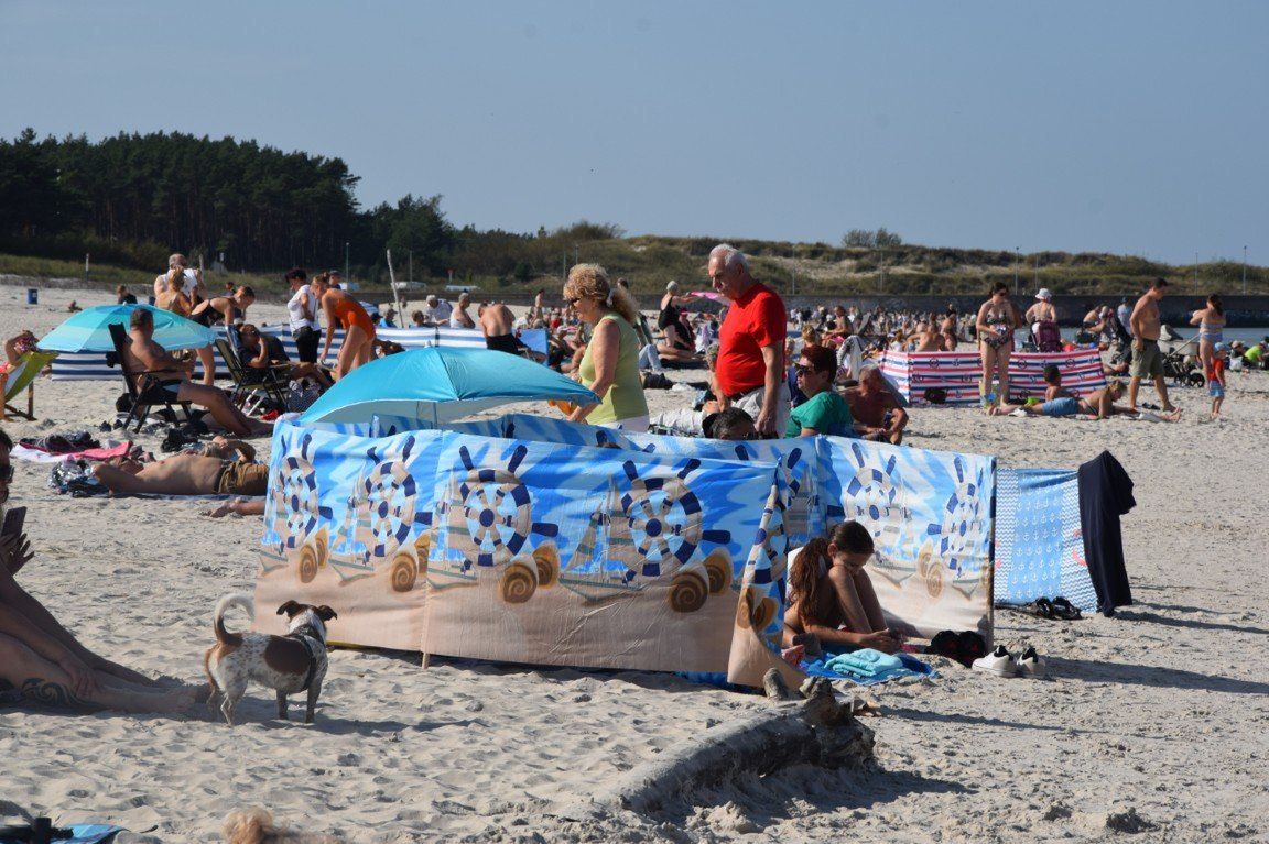 Łeba: Plaża pełna turystów. Upalne zakończenie lata. Koniec września a plażowicze rozstawili parawany!