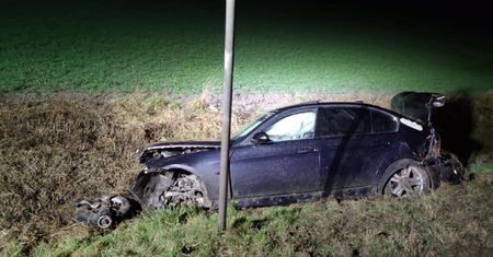 Auto dachowało i wylądowało w rowie. W środku nikogo nie znaleźli