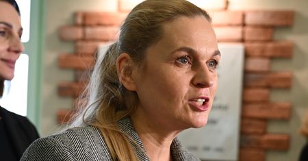 Mówi o zmianach w wiejskich szkołach. Inaczej niż w miastach