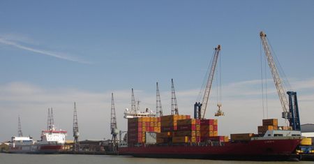Zajęty statek i zablokowany port. Greenpeace stawia żądania Volkswagenowi