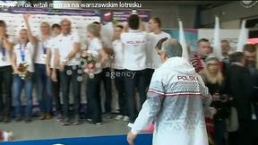 "Bródka show". Tak witali mistrza na warszawskim lotnisku