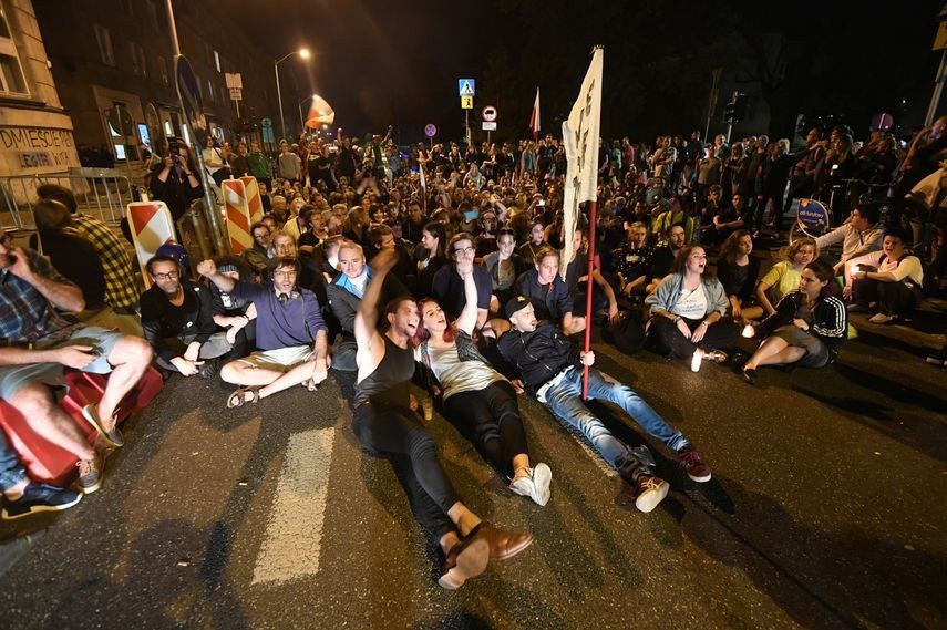 Gorąco przed Sejmem. Manifestanci blokowali Wiejską, interweniowała policja