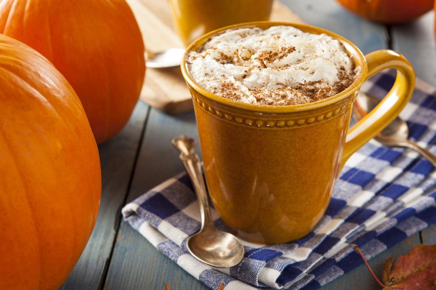 Gorąca kawa z pumpkin spice pozbędzie się bólu, ponieważ kora cynamonu to stosowany już kilka tysięcy lat temu lek przeciwzapalny