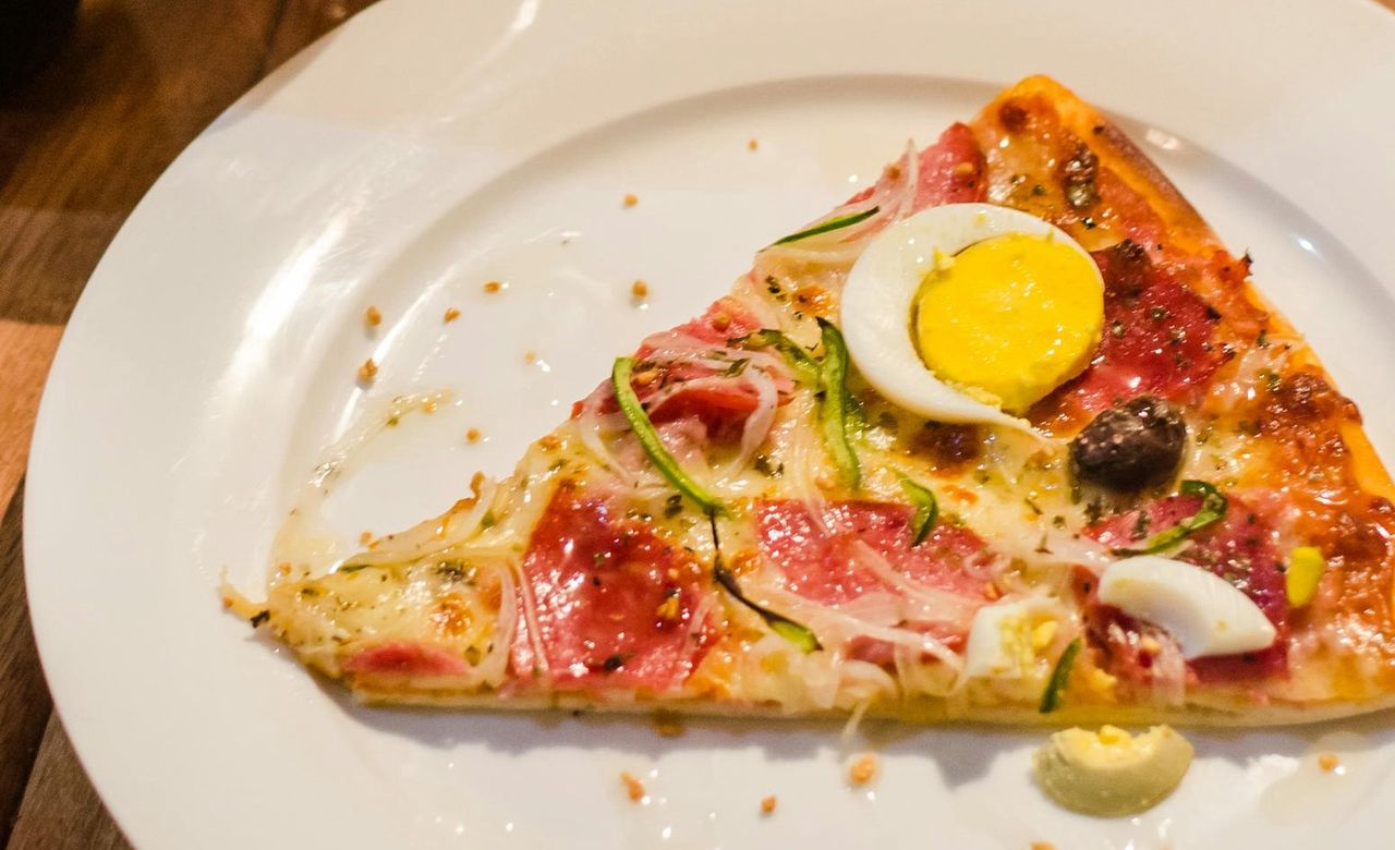 Ta pizza powstaje w 5 minut. Gdyby Włosi to zobaczyli, złapaliby się za głowę