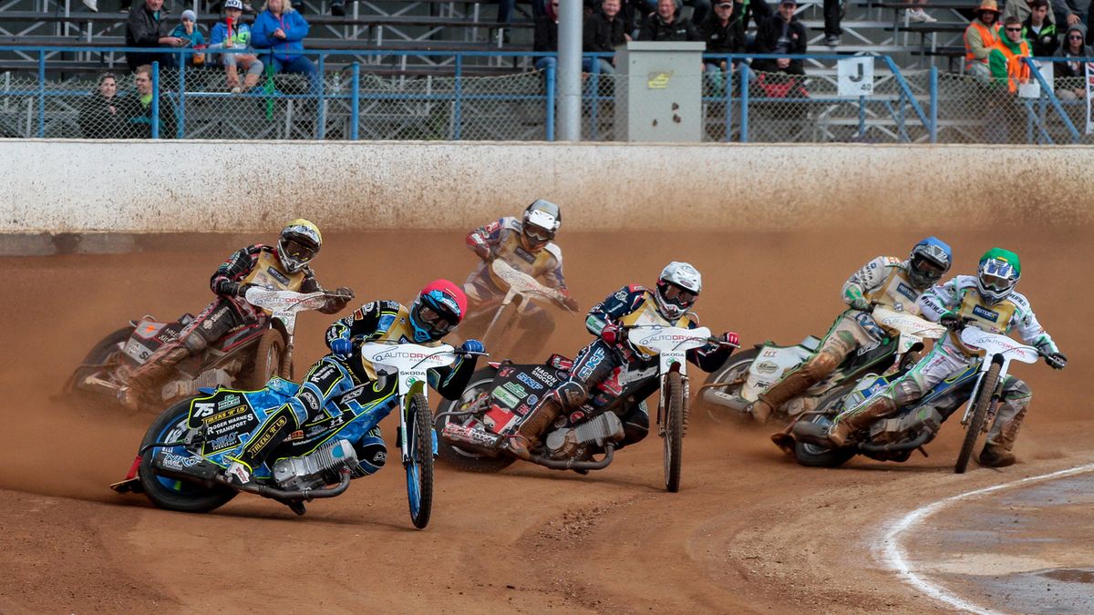 Troy Batchelor (kask czerwony) podczas turnieju o Zlatą Prilbę w Pardubicach