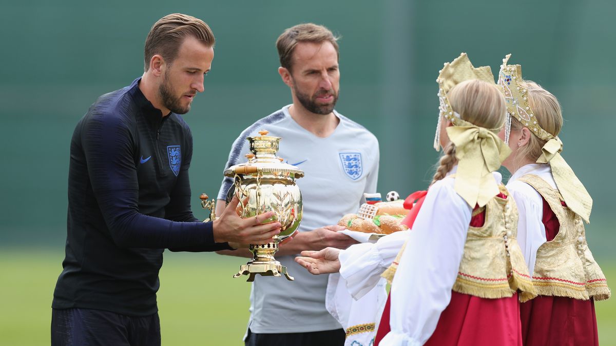 Na zdjęciu od lewej Harry Kane i Gareth Southgate podczas przywitania w Rosji