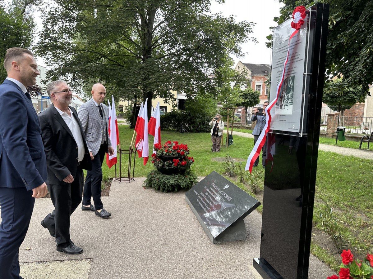 Konin: Odsłonięcie tablicy rodziny Jasiukowiczów na skwerze