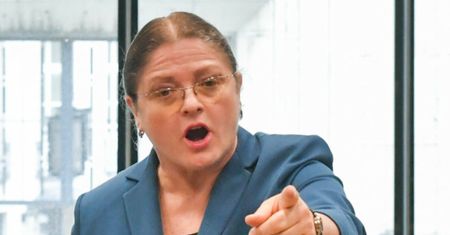 Lepiej usiądźcie. Oto emerytura Krystyny Pawłowicz: "Pracowałam na dwóch i trzech etatach". Tyle miesięcznie przelewa jej ZUS