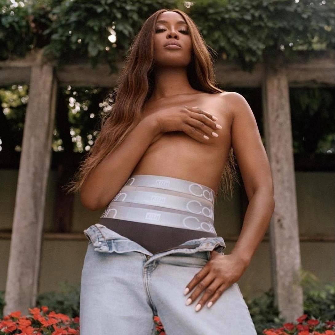 Naomi Campbell pozuje topless w kolejnej sesji