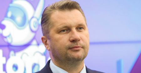 Przemysław Czarnek wydał córkę za mąż. Suknia ślubna Julii miała ukryty przekaz? Stylistka: "Bardzo odsłonięty dekolt i ramiona"