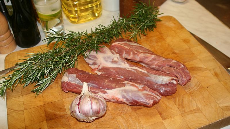 Surowa karkówka z jagnięciny nowozelandzkiej (samo mięso)