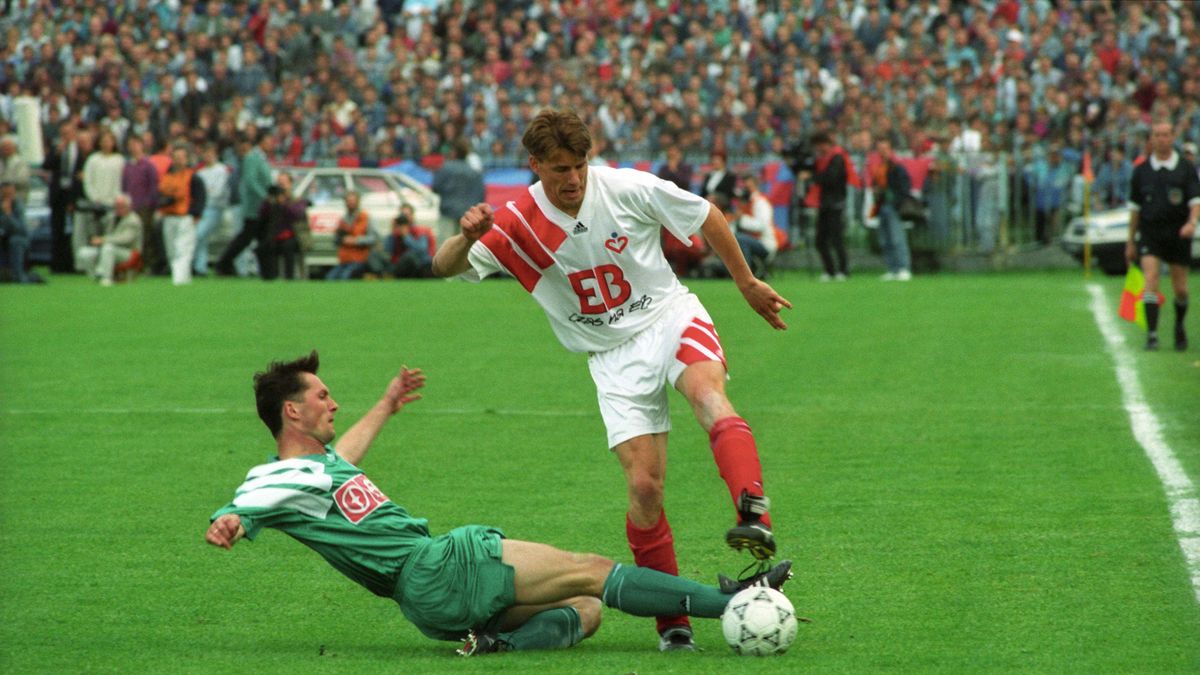 Zdjęcie okładkowe artykułu: PAP / Teodor Walczak / Na zdjęciu: Jacek Zieliński i Grzegorz Mielcarski (z prawej) walczą o piłkę