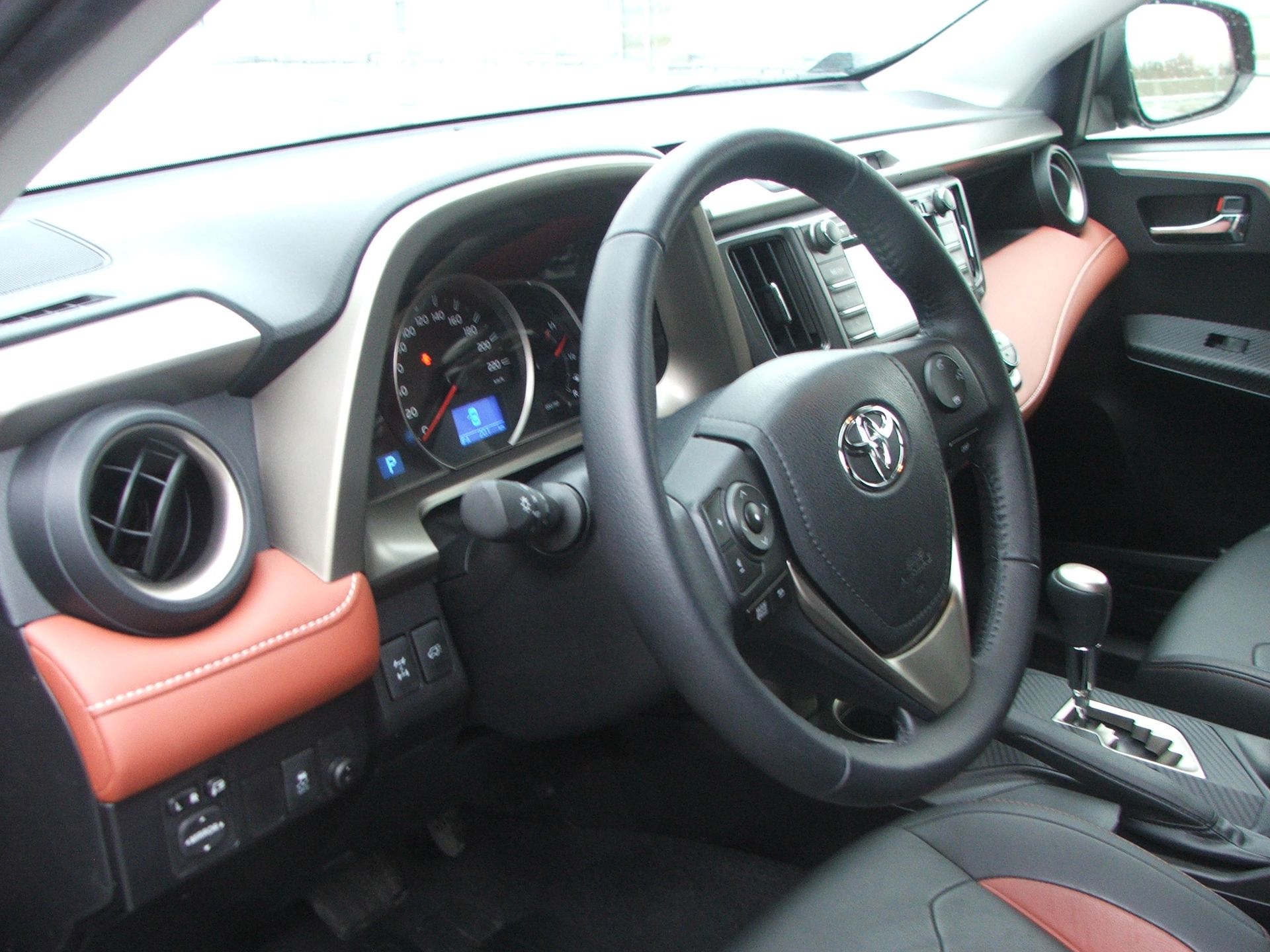 Toyota RAV4 - wnętrze