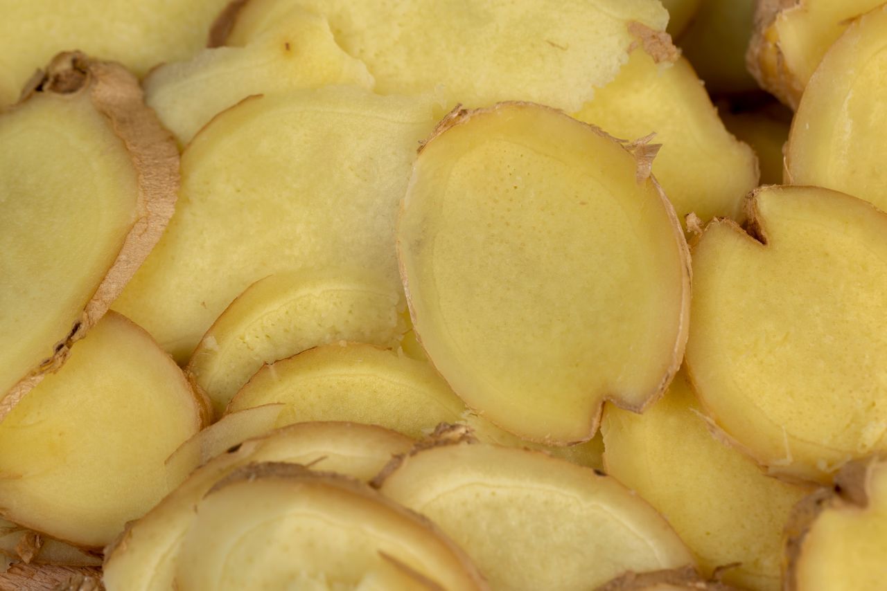 Woda z imbirem pomaga po przejedzeniu