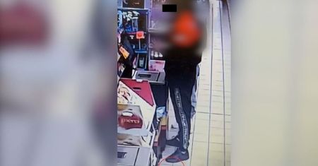 Przy kasie samoobsługowej wypadł mu „pakiet” narkotyków. Woreczek strunowy znalazł pracownik sklepu