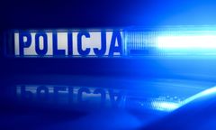 Pijany kierowca zawisł na skarpie. Sam wezwał policjantów