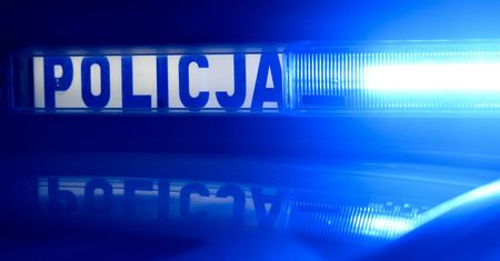 Pijany kierowca zawisł na skarpie. Sam wezwał policjantów