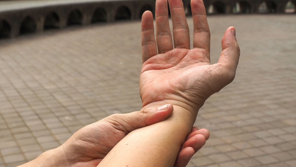 Drżenie rąk może ostrzegać o chorobie mózgu