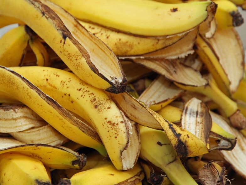 Włóż skórki od banana do słoika. Ta metoda robi furorę