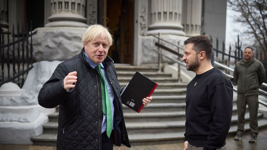 Temporary
This handout picture taken and released by Ukrainian Presidential Press Service on January 22, 2023, shows former British Prime Minister Boris Johnson (L) and Ukrainian President Volodymyr Zelensky (R) prior their talks in Kyiv, amid Russian invasion of Ukraine. (Photo by Handout / Ukrainian Presidential Press Service / AFP) / RESTRICTED TO EDITORIAL USE - MANDATORY CREDIT "AFP PHOTO / UKRAINIAN PRESIDENTIAL PRESS SERVICE" - NO MARKETING NO ADVERTISING CAMPAIGNS - DISTRIBUTED AS A SERVICE TO CLIENTS
HANDOUT