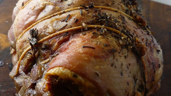 Wolno pieczona łopatka z jagnięciny nowozelandzkiej rolowana w siatce bez kości (samo mięso)