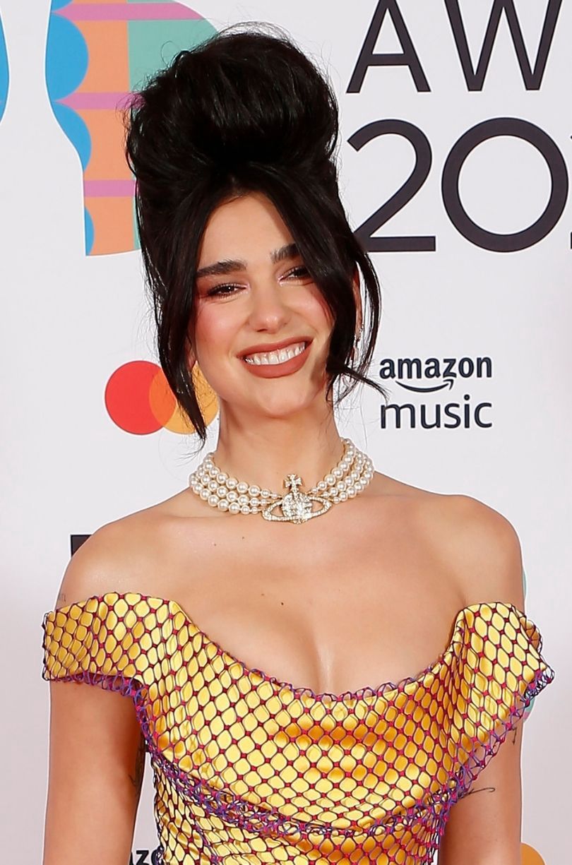 Brit Awards 2021. Dua Lipa pozuje w sukni Vivienne Westwood