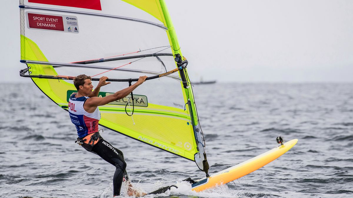 Zdjęcie okładkowe artykułu: Materiały prasowe / Sailing Energy / World Sailing / Na zdjęciu: Paweł Tarnowski w olimpijskiej klasie RS:X