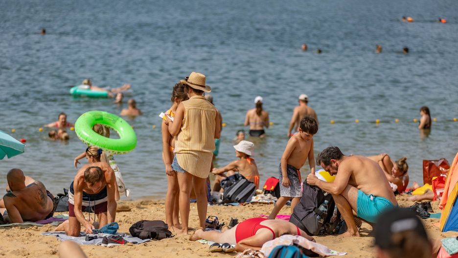 Plaża nad zalewem Bagry to jedno z najpopularniejszych miejsc wakacyjnego wypoczynku w Krakowie