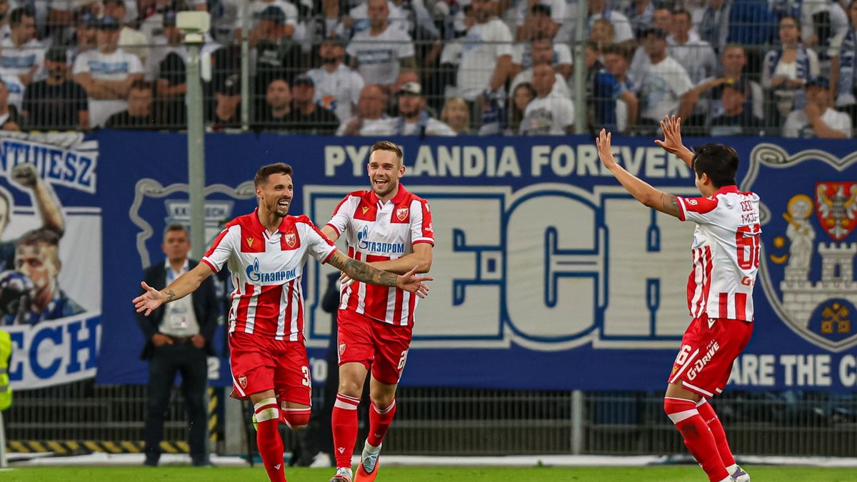 PAP/EPA / Paweł Jaskółka / Na zdjęciu: piłkarze Crvenej Zvezdy Belgrad (od lewej): Rade Krunic, Nayair Tiknizyan i Youngwoo Seol, cieszą się z gola podczas meczu 3. rundy eliminacyjnej Ligi Mistrzów z Lechem Poznań