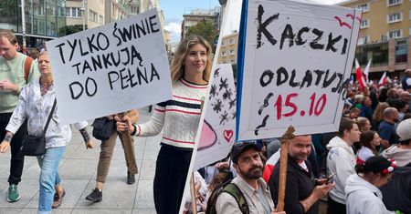 Kpili z PiS. Takie transparenty pojawiły się na Marszu Miliona Serc